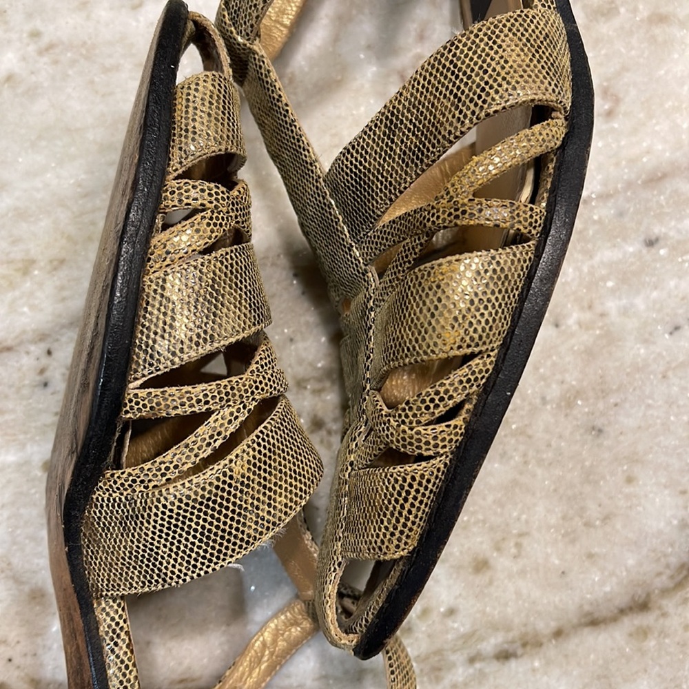 STUART WEITZMAN Leather Metallic T-Strap Sandals 8.5A - Picture 11 of 14